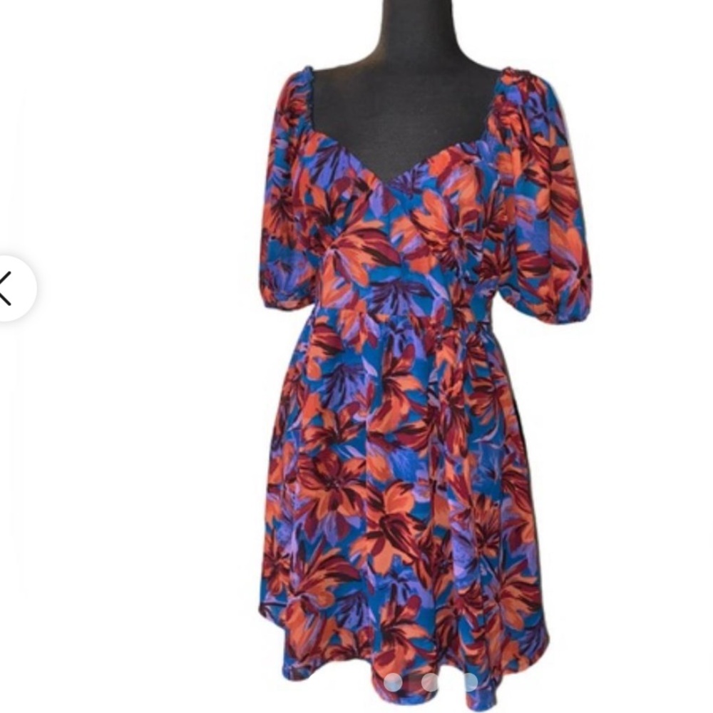 Jessica Simpson’s Floral Dress Puff Sleeve Sweetheart Neckline